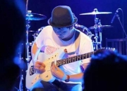 印尼男孩子电吉他演奏视频