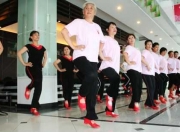  广场舞踢腿舞有哪些「踢腿广场舞视频教程」