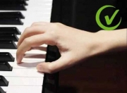 钢琴弹奏中手腕的姿势包括哪些 钢琴演奏中手腕的纠正