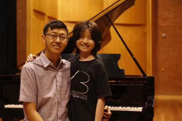  贵州籍钢琴演奏家「贵州钢琴有名的老师」
